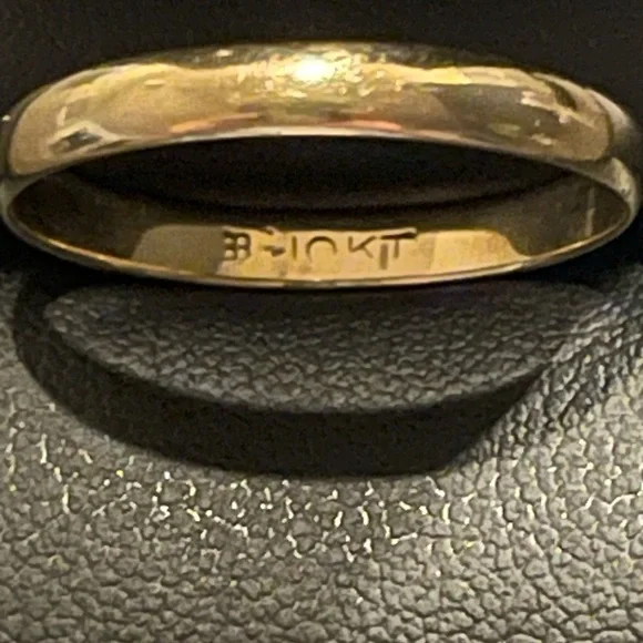 10K Gold Band Ring - Picture 3 of 3
